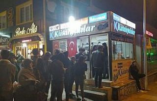 Bilet satışı yapan firmaların önünde metrelerce...