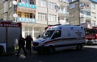 Binada bulunan kanepeyi yaktılar, 4 katlı binayı...