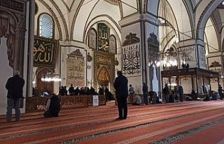 Binlerce kişinin saf tuttuğu Ulucami boş kaldı