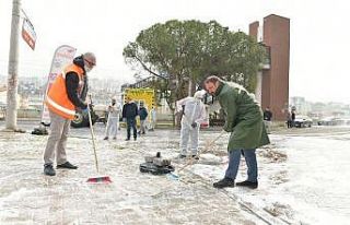 Bir belediye başkanı sokakları yıkadı, diğer...