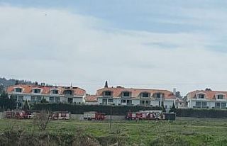 Bir otelin çatısında çıkan yangın paniğe sebep...