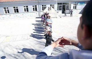 Biri kollarını açıp pota oldu, diğerleri basket...