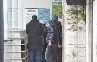 Bolu’da, camiye giremeyen vatandaşlar kapıda namaz...