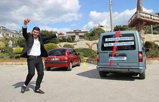 Boşanmasını konvoy ve oyun havasıyla kutladı