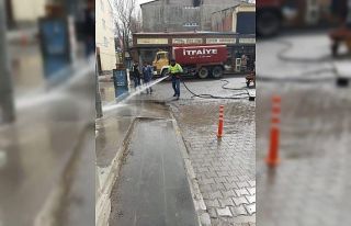 Bulanık’ta köpüklü suyla temizlik çalışması