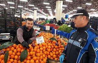 Bursa’da pazarcı esnafına eldiven ve maske denetimi