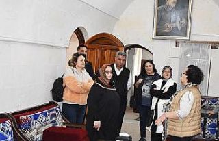 Büyüdüğü konağı gezince duygulandı