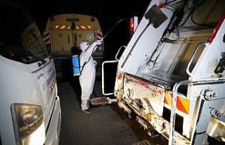 Büyükşehir Belediyesi temizlik araçlarını dezenfekte...