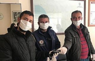 Cadde bulduğu cüzdanı sahibine ulaştırdı