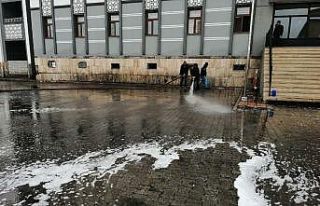 Çaldıran Belediyesi cadde ve sokakları sabunlu...