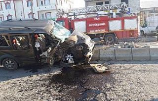 Çaldıran’da kamyonetler çarpıştı: 1 ölü,...