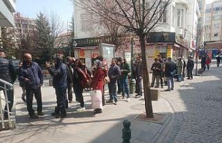 Çalışma süresi 5 saate düştü, banka önlerinde...