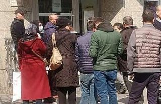 Çalışma süresi 5 saate düştü, banka önlerinde...