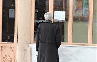 Cami kapısına asılan yazıyı görünce geri döndüler