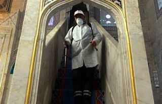 Camiler korona virüsüne karşı dezenfekte edildi
