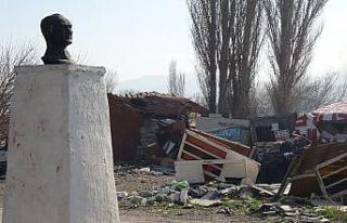 Çanakkale’de Atatürk büstü çöpler içinde...