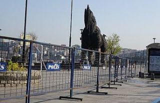 Çanakkale’de sahil boyu bariyerlerle kapatıldı