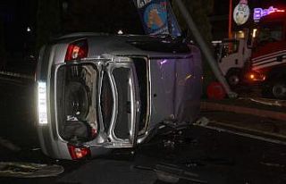 Çarpışan otomobillerden biri yan yattı: 3 yaralı