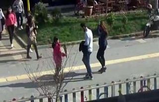 Çiçek satan kız çocuğuna sürpriz bisiklet hediyesi