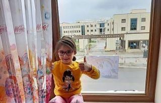 Çocuklar evde gökkuşakları camlarda