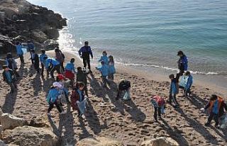 Çocuklar, polislerle birlikte sahil temizliği yaptı