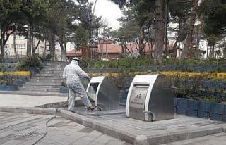 Çöp konteynerleri temizlenerek ilaçlanıyor