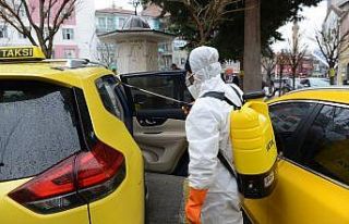 Çorum’da belediye ekipleri ticari taksileri dezenfekte...