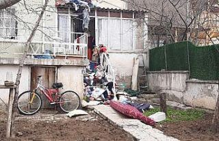 Çorum’da bir evden iki kamyonet çöp çıktı