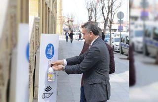 Çorum’da şehrin farklı noktalarına el dezenfektanı...