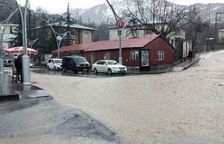 Çukurca’da etkili olan sağanak sele dönüştü