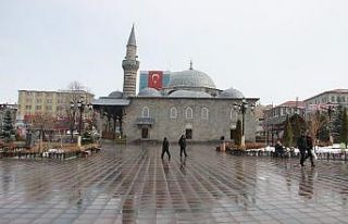 Cuma namazı için camilere gelen yaşlılar kapılarda...