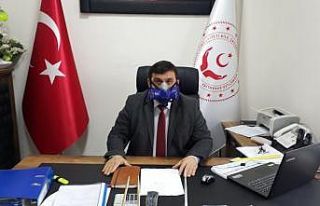 Daire müdürü, virüse karşı oksijen maskesi ile...