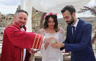 Damat misafirlere, belediye başkanı gelin ve damada...