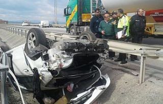 Defalarca takla atan otomobilden 3 kişi sağ kurtuldu
