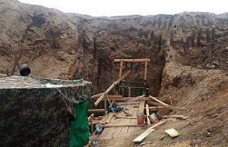 Defineciler, madenci gibi çalışıp 8 metre çukur...