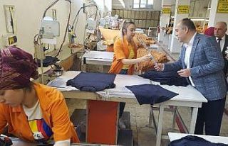 Devrek kaymakamı tekstil işçilerine karanfil hediye...