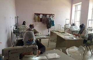 Dicle HEM’de gönüllü kadınlar maske üretiyor