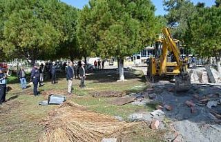 Didim’de kaçak yapılar ve iskeleler de yıkıldı