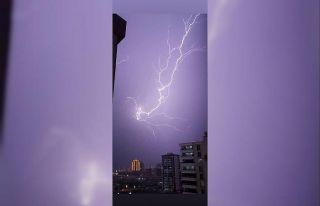 Diyarbakır’da şimşekler geceyi gündüze çevirdi