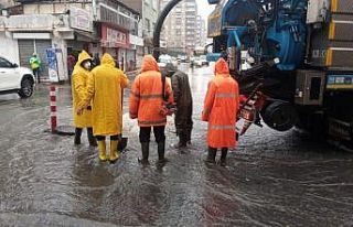 Diyarbakır’da su taşkını nedeniyle vatandaşlar...