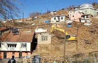 Doğanyol’da hasarlı evler yıkılmaya başlandı