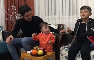 Down sendromlu çocuğu ile şarkı söyleyerek ‘evde...