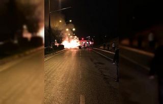 Duble yolda beton mikserine çarpan araç alev alev...