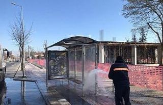 Düzce Belediyesi otobüs durakları temizlendi
