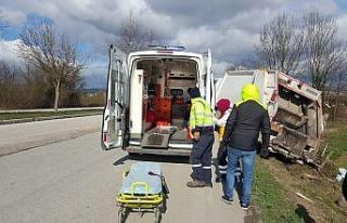 Düzce’de çöp kamyonu yoldan çıktı: 3 yaralı