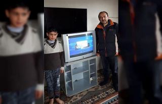 EBA TV’yi izleyemeyen küçük çocuğa öğretmenleri...