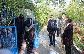 Ekiplerin yardım götürdüğü yaşlı kadın gözyaşları...