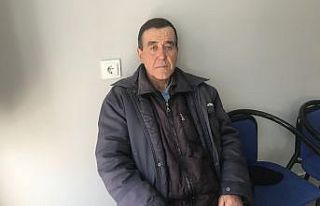 Ekmek teknesine içindeki malzemelerle birlikte el...