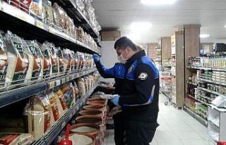 Elazığ polisi, evden çıkamayanlar için alışverişte