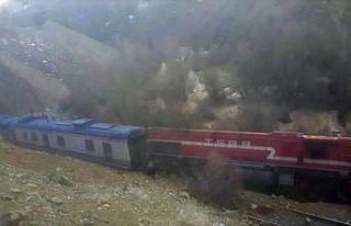 Elazığ’a heyelan nedeniyle tren yoldan çıktı,...